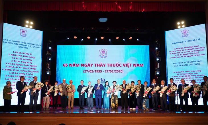 PM Nguyen Xuan Phuc menghadiri acara memperingati HUT ke-65 Hari Dokter Vietnam (27 Februari) - ảnh 1