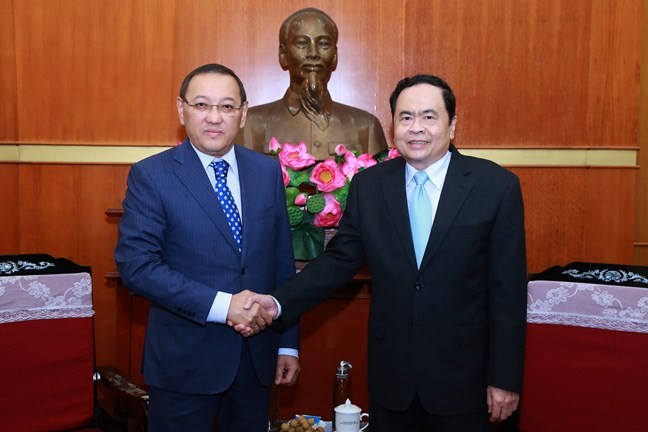 Ketua Pengurus Besar Front Tanah Air Vietnam, Tran Thanh Man menerima Dubes Republik  Kazakhstan, Yerlan Baizhanov - ảnh 1