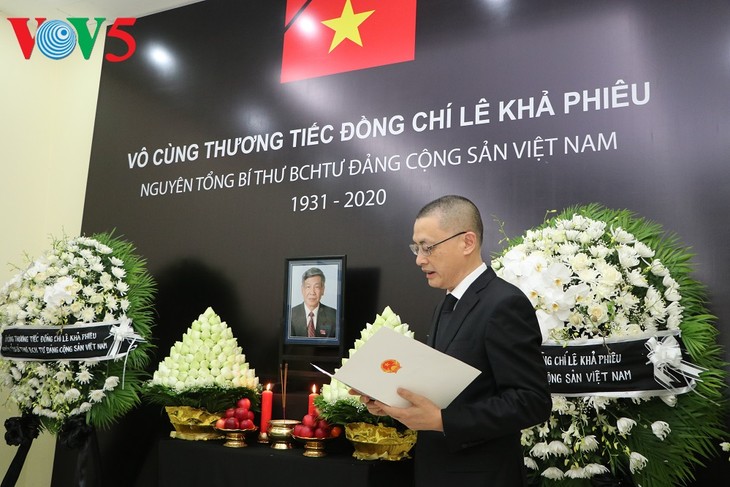 Pemimpin dari beberapa negara dan sahabat internasional telah  datang ke upacara penghormatan terakhir kepada Sekjen Le Kha Phieu - ảnh 2