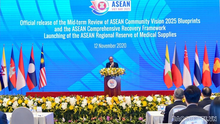 Upacara mengumumkan laporan  hasil  tahun ASEAN 2020: Solidaritas-kunci menuju sukses ASEAN - ảnh 1