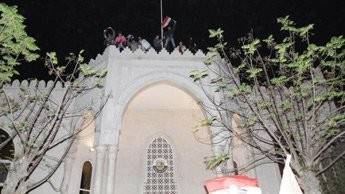 Les six monarchies arabes du Golfe ferment leurs ambassades à Damas - ảnh 1