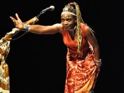 La chanteuse congolaise Maryse Ngalula à Hanoi - ảnh 1