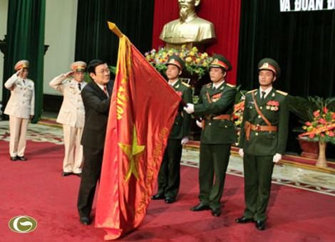 Remise du titre de héros des forces armées par le Président Truong Tan Sang - ảnh 1