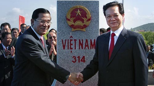 Installation de la borne frontalière terrestre 314 Vietnam-Cambodge  - ảnh 1