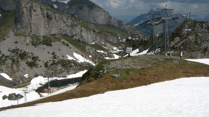 Comment les stations de ski suisses font-elles face au changement climatique ? - ảnh 1