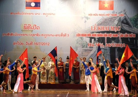 Hanoi: Ouverture du Festival d'amitié populaire Vietnam-Laos - ảnh 1