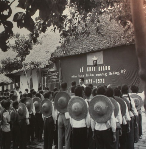 Une exposition de photos sur les enfants pendant la guerre - ảnh 1