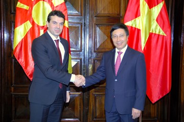 Le chef de la diplomatie de Macédoine reçu par des dirigeants vietnamiens - ảnh 1