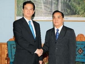 Entrevue des deux Premiers ministres vietnamien et laotien  - ảnh 1