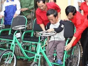 Truong Tan Sang à la conférence de citation à l’ordre des handicapés et orphelins exemplaires - ảnh 1