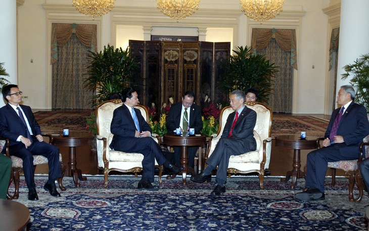 Nguyen Tan Dung s’entretient avec des dirigeants singapouriens - ảnh 1