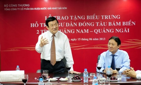 Le Président vietnamien à la remise de 12 milliards de dongs aux pêcheurs - ảnh 1