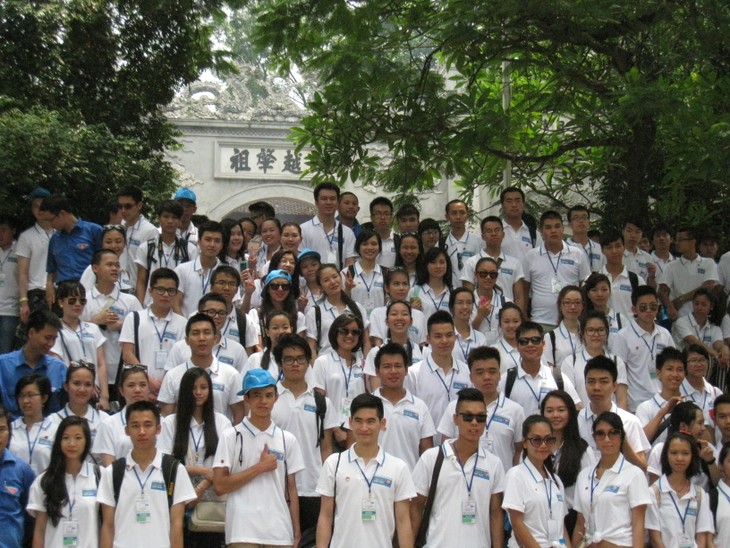 Colonie de vacances 2013 : Les jeunes Vietkieus en visite aux temples des rois Hung - ảnh 1