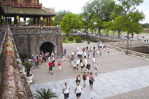 Près de 3.500 touristes étrangers venus à Huê au Jour de l’An - ảnh 1
