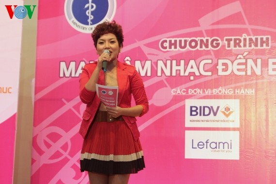Singer Thai Thuy Linh brings music to hospitals - ảnh 2