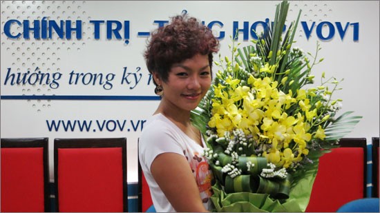 Singer Thai Thuy Linh brings music to hospitals - ảnh 1