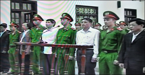 Court opens trial for local officials in Tien Lang, Hai Phong - ảnh 1