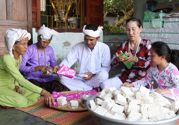 Cham ethnic people in Binh Thuan celebrates Ramuwan Festival - ảnh 1