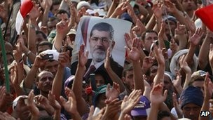 Egyptian prosecutors investigate complaints against former President Morsi - ảnh 1