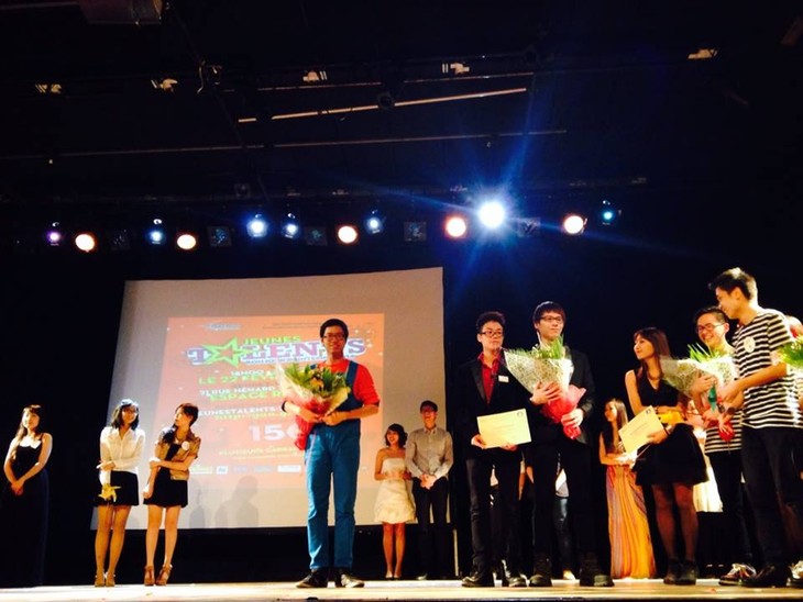 Talented Vietnamese students honored in France - ảnh 1