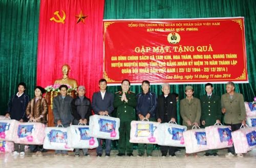 700 gifts given to poor, social beneficiary households in Cao Bang - ảnh 1