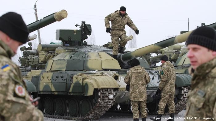 Ukraine plans to double military budget for 2015 - ảnh 1
