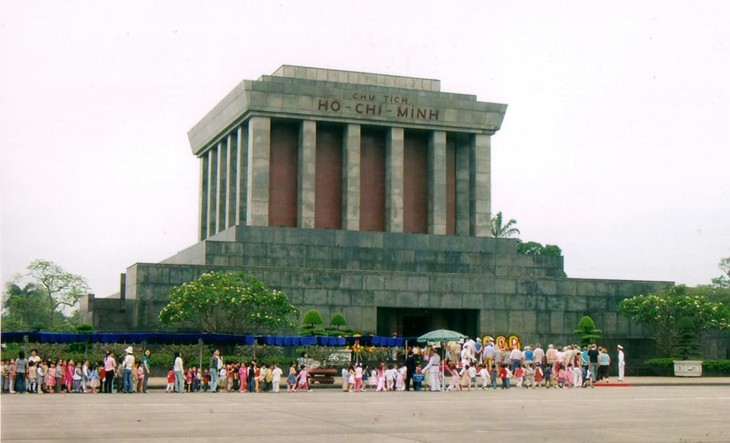 Thousands of people visit Ho Chi Minh Mausoleum   - ảnh 1