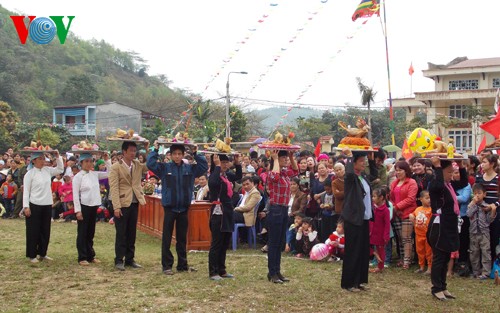 New Year’s “Going to the field” festival of the Giay - ảnh 1