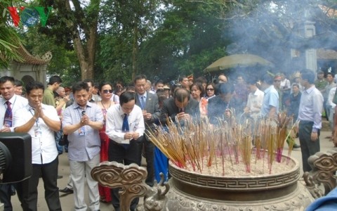 Overseas Vietnamese offer incenses at Hung Kings’ Temple - ảnh 1
