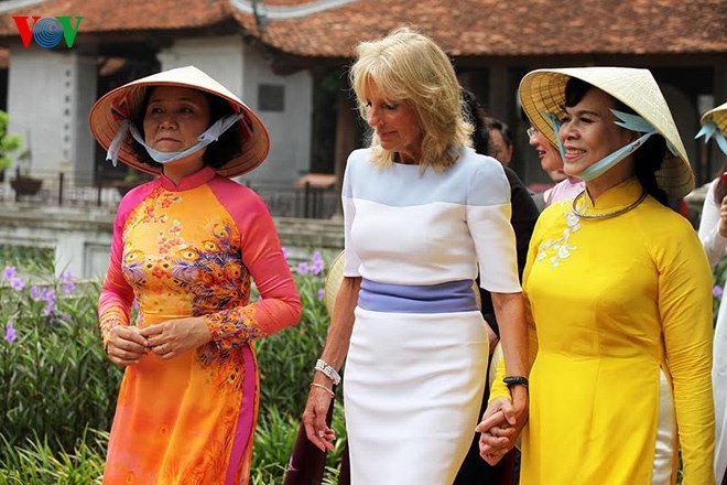 The spouse of US Vice President Jill Biden visits Temple of Literature  - ảnh 1