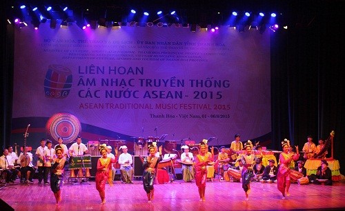 2015 ASEAN traditional music festival opens - ảnh 2