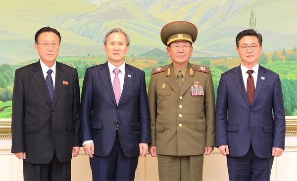 Two Koreas sign 6-point agreement to ease tensions - ảnh 1