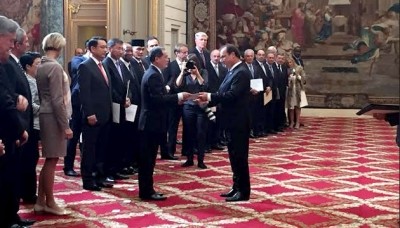 Ambassador Nguyen Ngoc Son presents credentials to Co-Prince of Andorra - ảnh 1