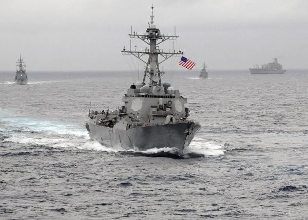 US warship enters 12 nautical miles around China’s illegal artificial islands in the East Sea - ảnh 1