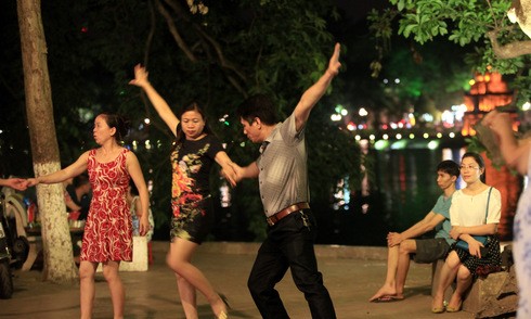 Dancesport becomes popular in Hanoi - ảnh 1