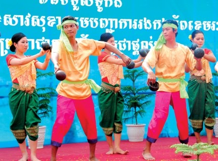 Traditional dance of the Khmer  - ảnh 2