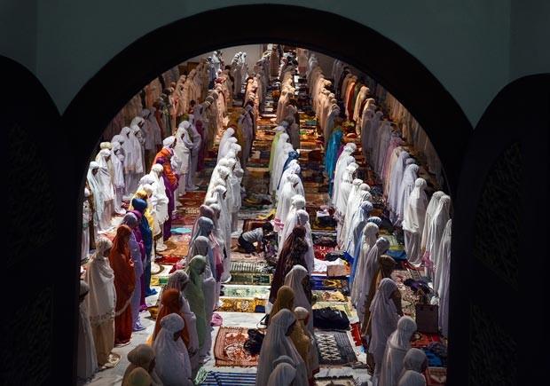 Muslims begin the holy month of Ramadan - ảnh 1