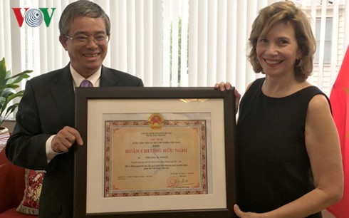 Friendship Order conferred on AmCham Governor in Vietnam - ảnh 1