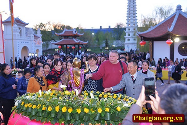 Buddha’s birthday, 10th anniversary of Truc Lam Kharkov pagoda commemorated - ảnh 1