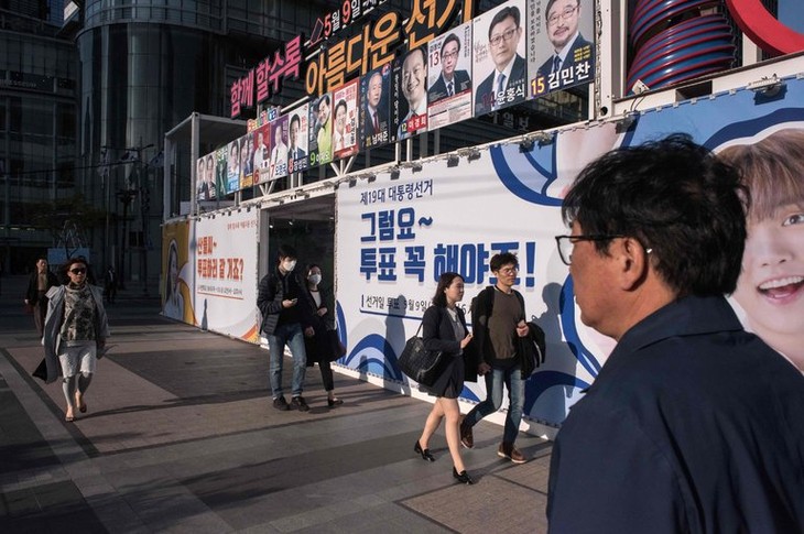 South Koreans vote to elect new president - ảnh 1