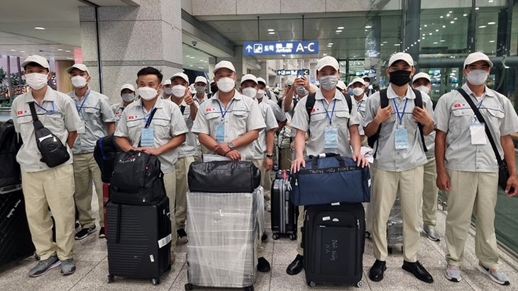 72,000 Vietnamese workers sent abroad in H1 - ảnh 1