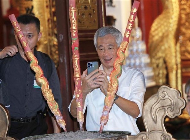 Singaporean PM contemplates Hanoi center, tries local food - ảnh 2