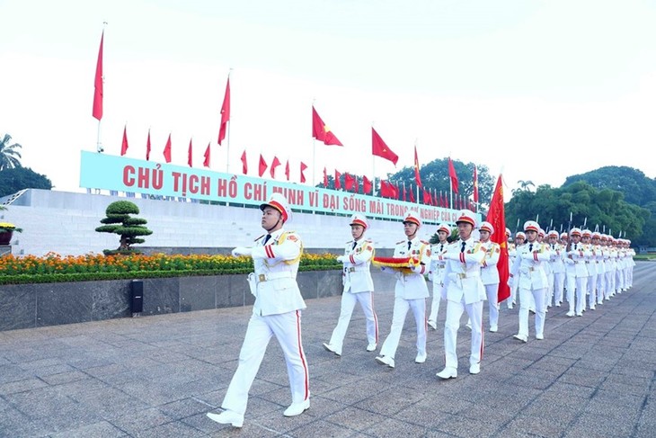 Flag-hoisting ceremony celebrates Vietnam National Day  - ảnh 2