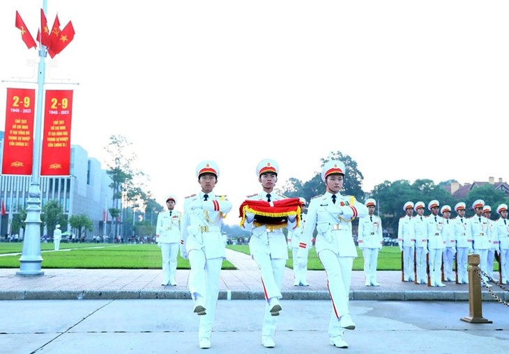 Flag-hoisting ceremony celebrates Vietnam National Day  - ảnh 3