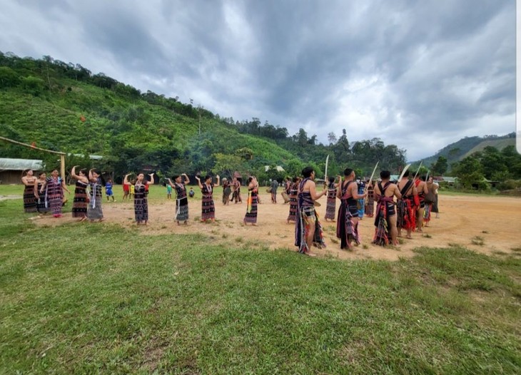 Tung tung da dá, traditional dance of the Co Tu - ảnh 1