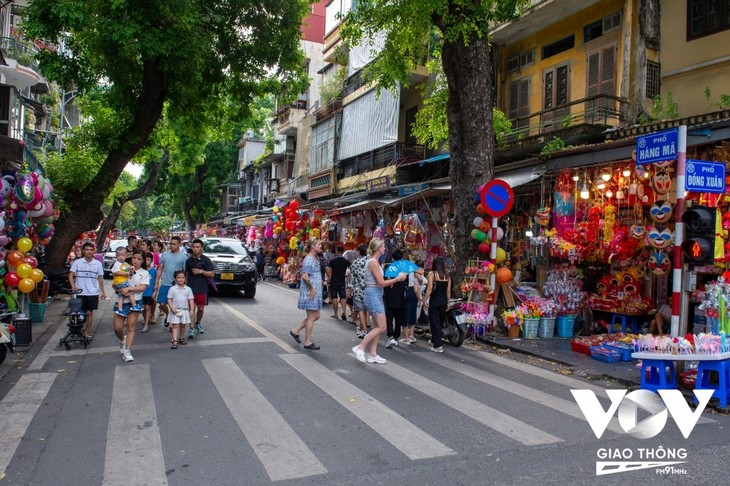 Hang Ma street busy as Mid-Autumn Festival nears - ảnh 1