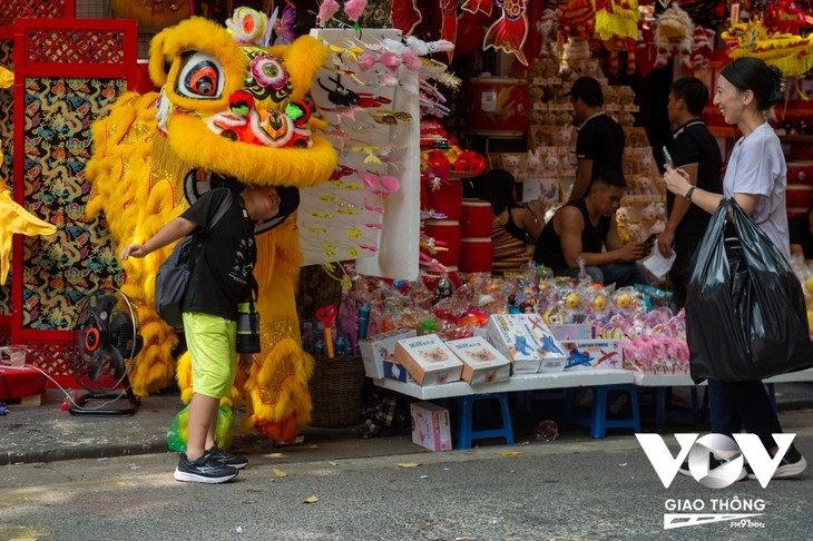 Hang Ma street busy as Mid-Autumn Festival nears - ảnh 5
