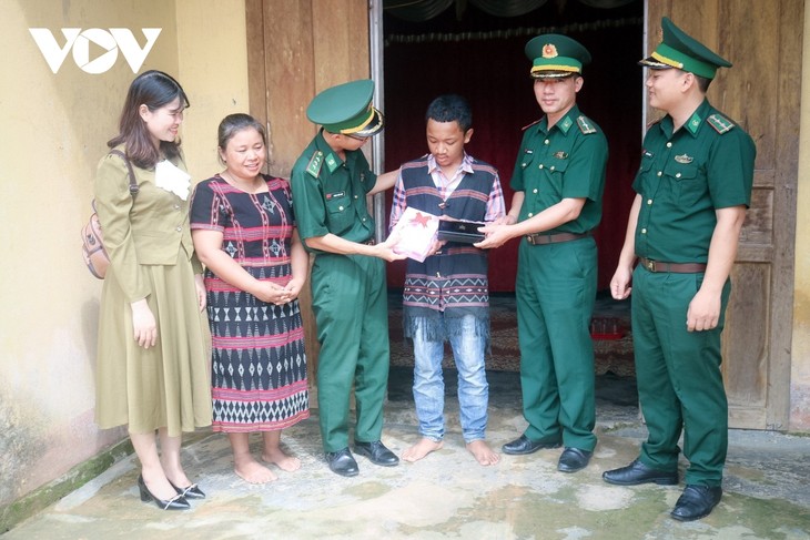 Border guards lend helping hand to ethnic children - ảnh 1