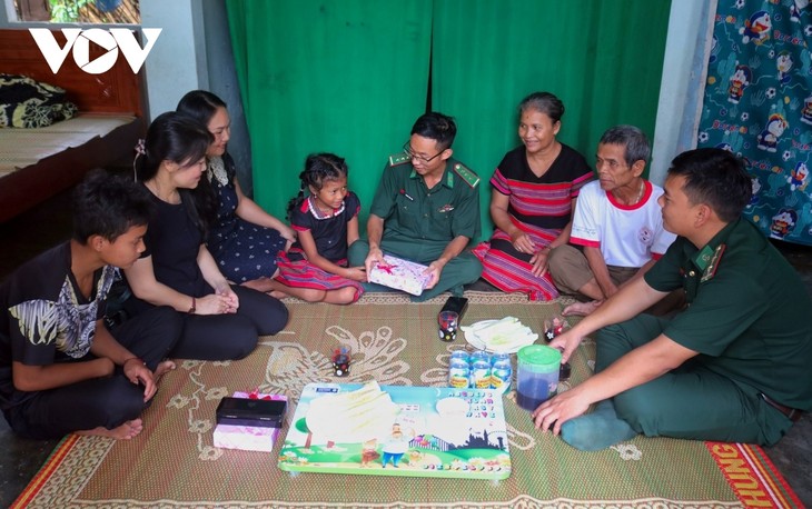 Border guards lend helping hand to ethnic children - ảnh 2