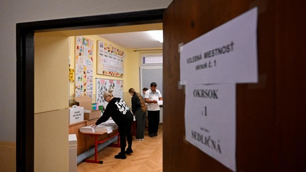 Slovaks begin voting in a parliamentary election - ảnh 1